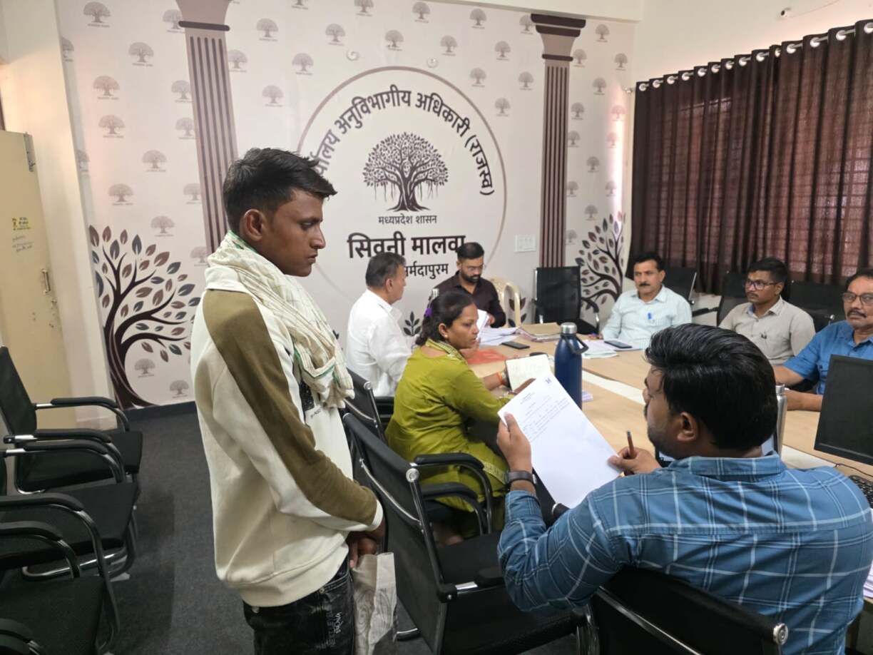 सिवनी मालवा विकासखंड स्तरीय जनसुनवाई में आवेदनों का हुआ त्वरित निराकरण (1)