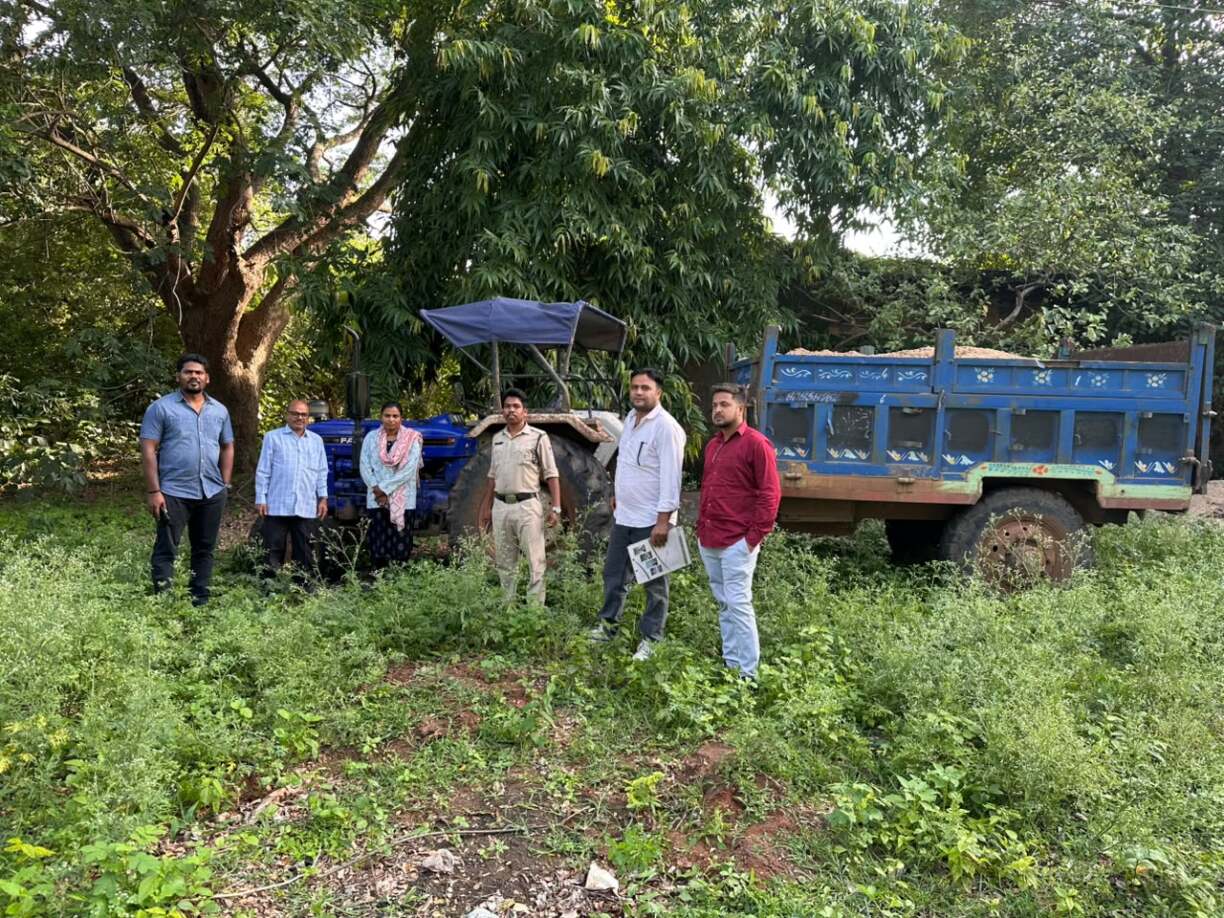 अवैध रेत परिवहन पर प्रशासन की सख्त कार्रवाई, दो ट्रैक्टर-ट्रॉली जब्त