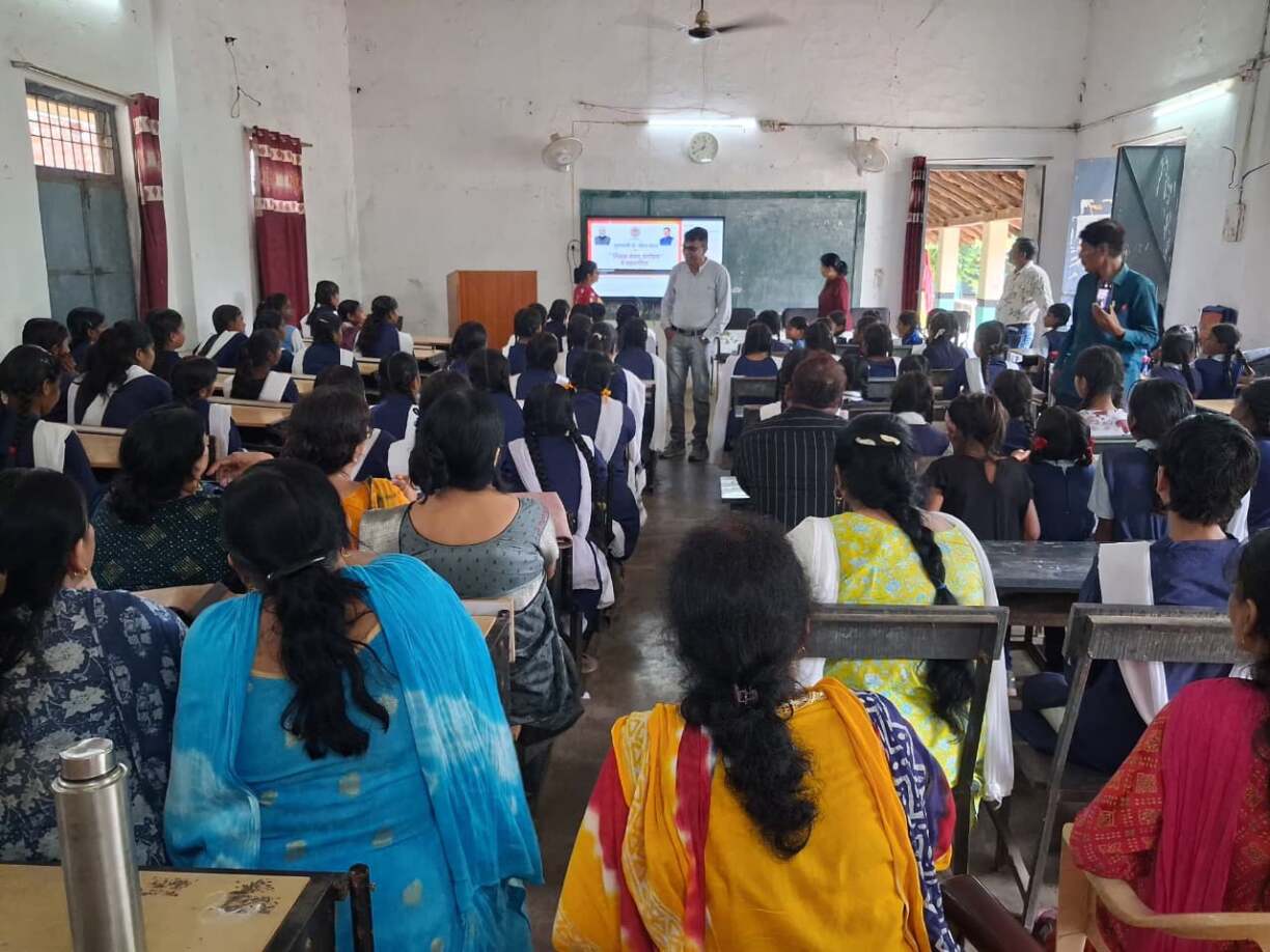 कलेक्टर श्री सोमेश मिश्रा के निर्देश पर विद्यालयों का सतत निरीक्षण जारी (2)