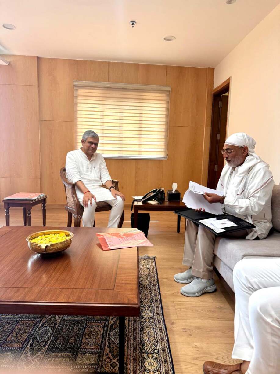 केंद्रीय रेल मंत्री अश्विनी वैष्णव से मिले सांसद दर्शन सिंह चौधरी