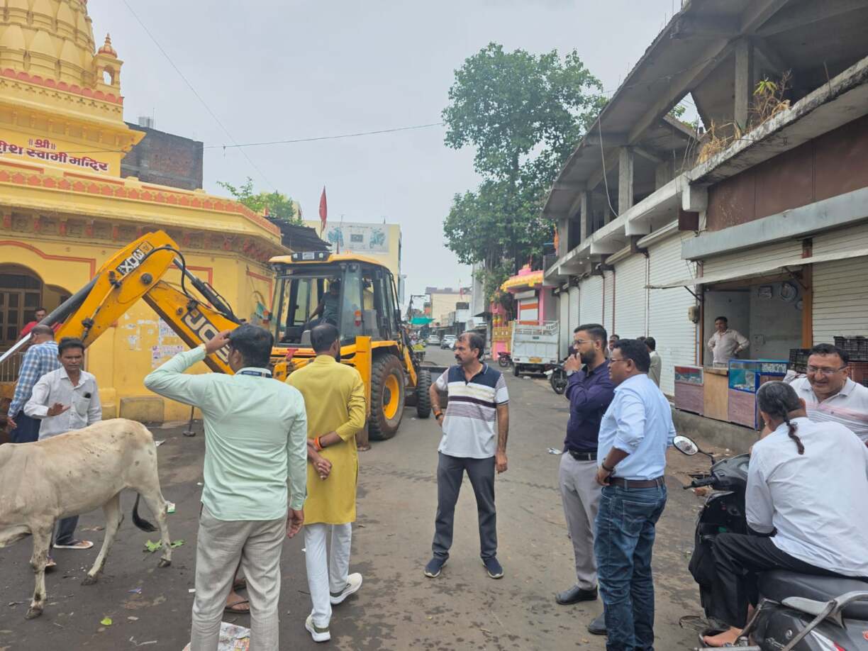 जलभराव की समस्या पर प्रशासन की सख्त कार्रवाई (2)