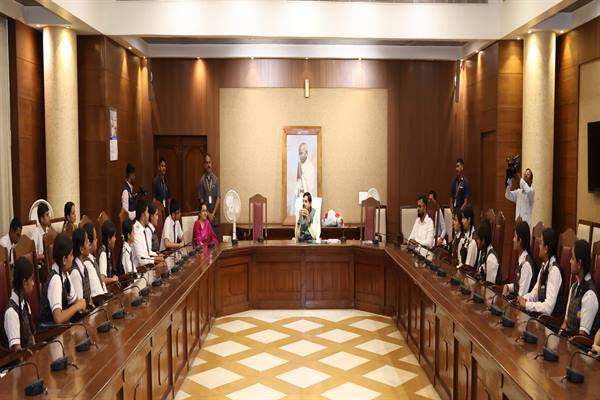 राष्ट्र निर्माण में. यादव