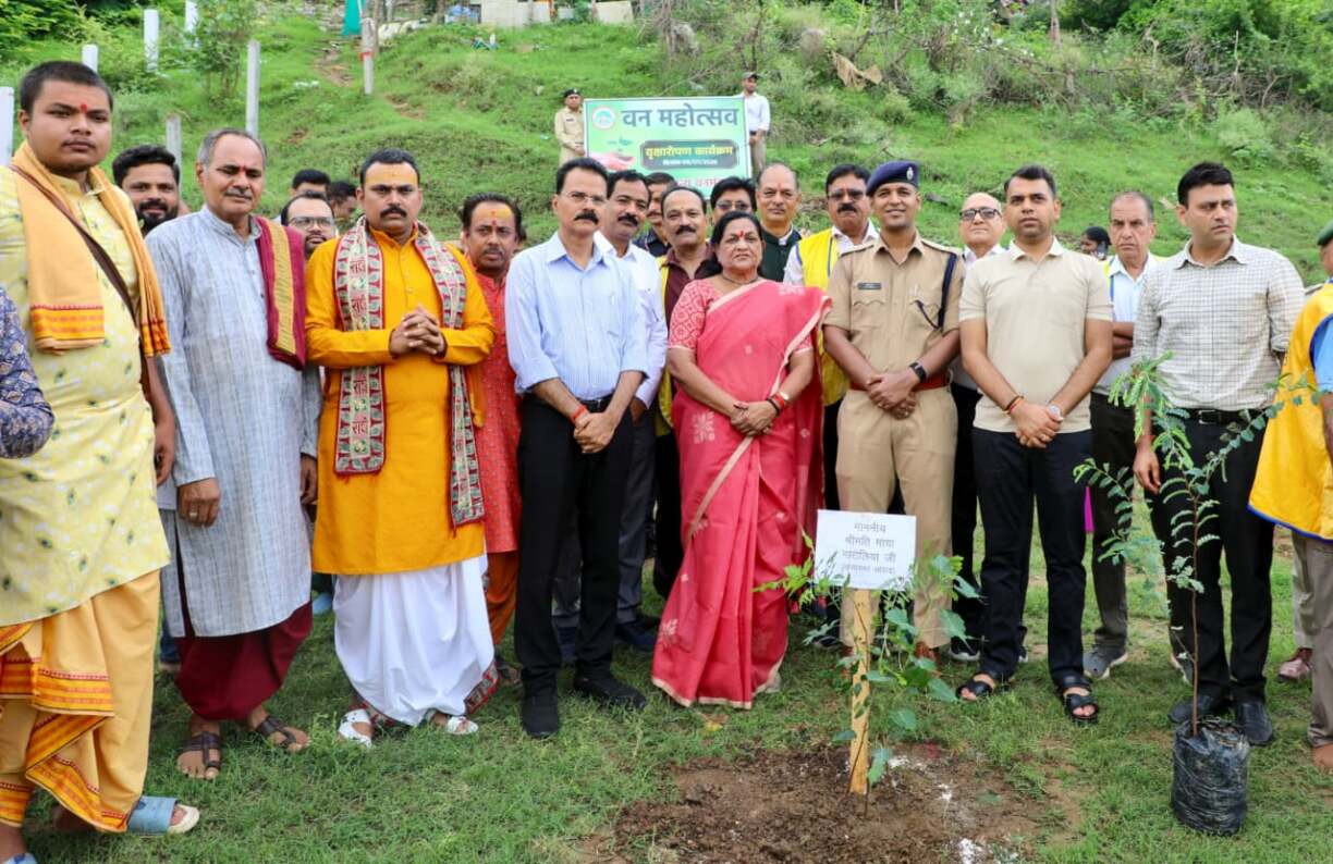 वनमहोत्सव 2026 के तहत नर्मदा तट पर 600 पौधों का हुआ रोपण (6)
