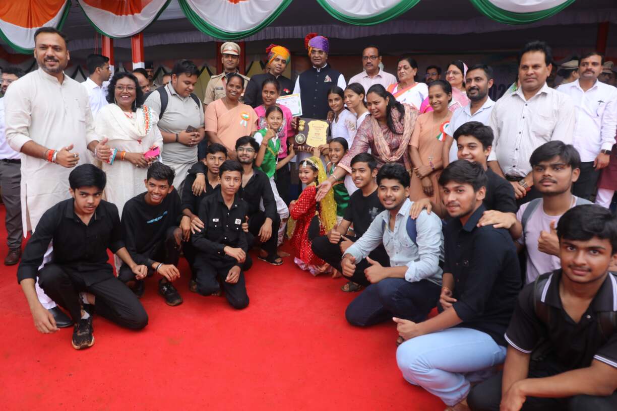 आन बान शान से लहराया तिरंगा (18)