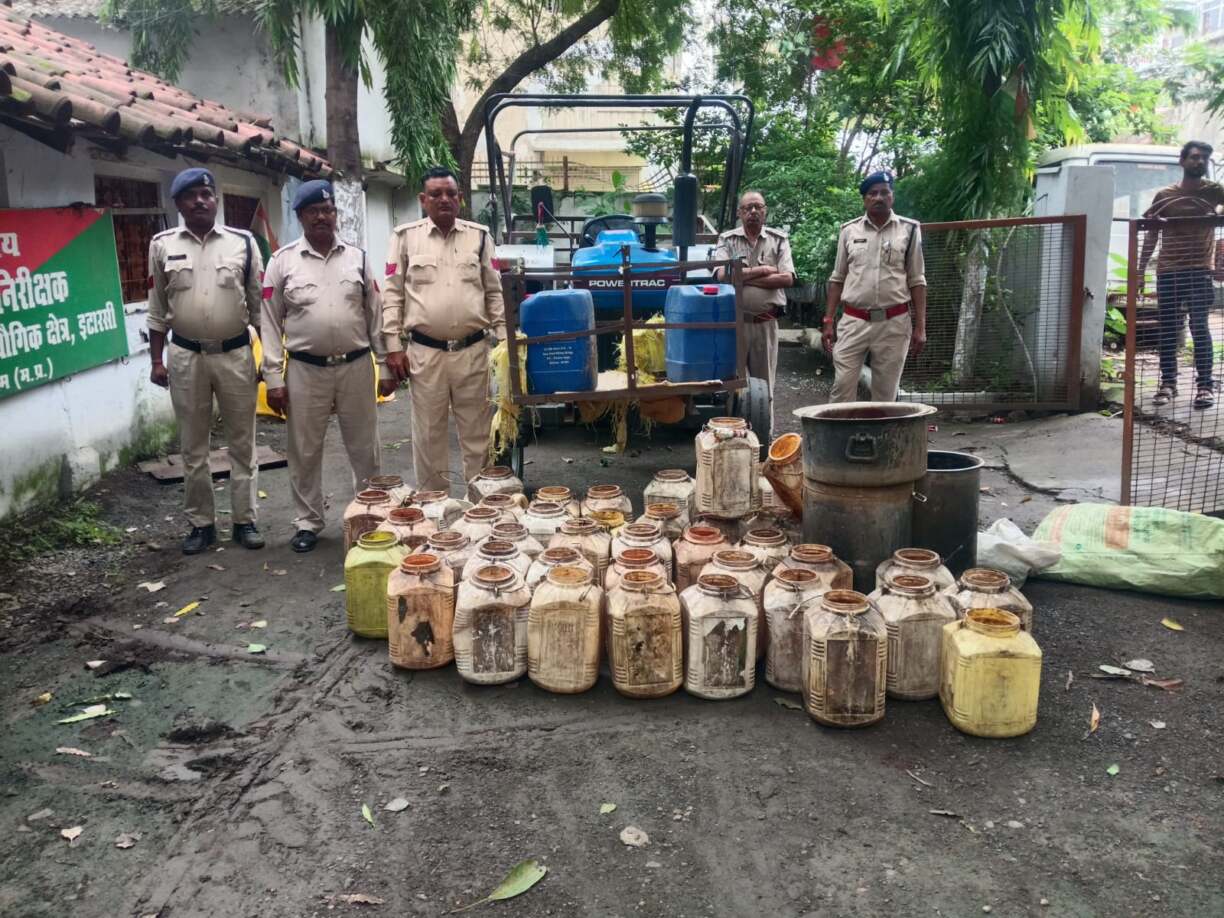 आबकारी विभाग की कार्रवाई में 130 लीटर हाथभट्टी)