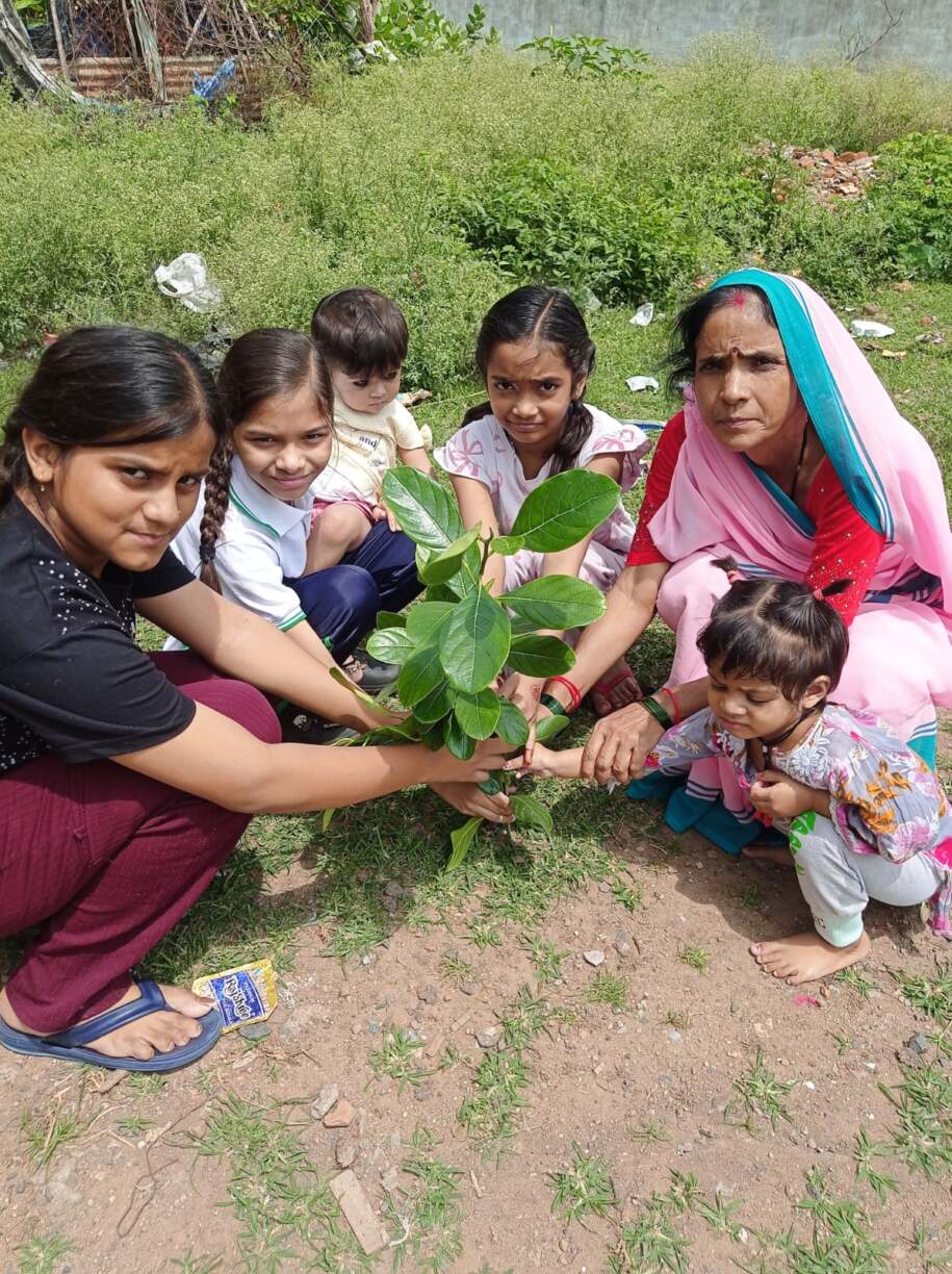 इटारसी के 140 आंगनवाड़ी केंद्रों में एक पेड़ बेटी के नाम अभियान के तहत वृक्षारोपण (3)