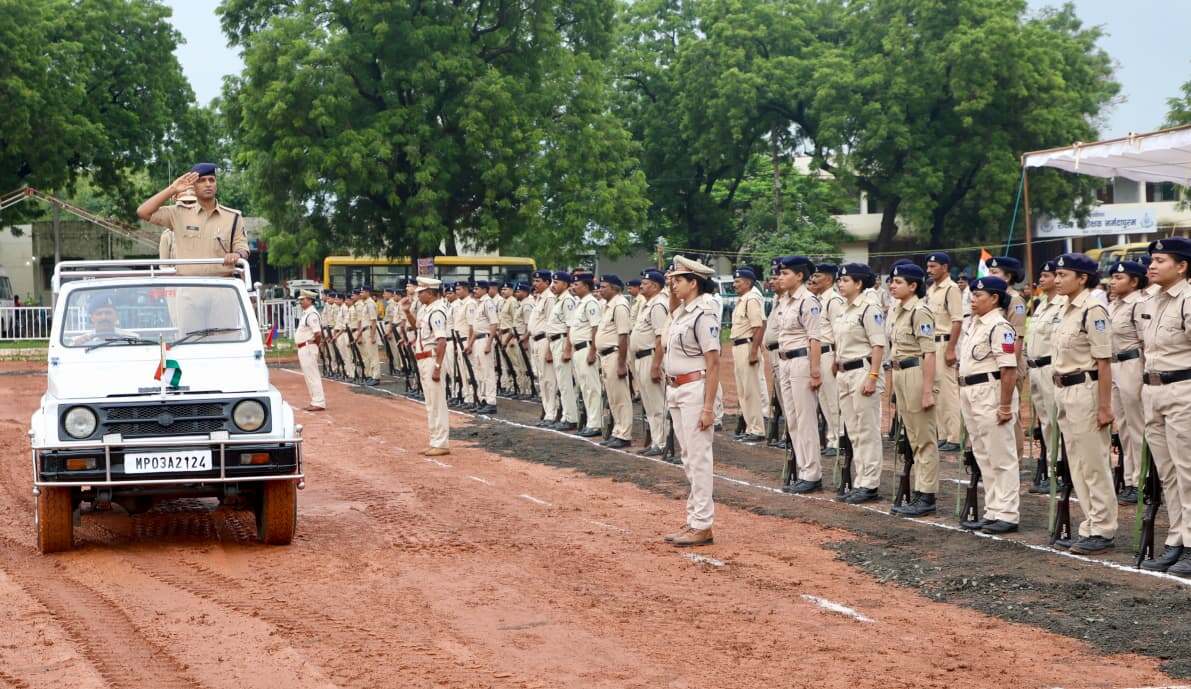 एसपी श्री साई कृष्ण एस थोटा ने स्वतंत्रता दिवस की फाइनल रिहर्सल का किया निरीक्षण (4)