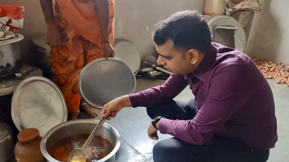 कलेक्टर एवं एसपी ने लिया सांदीपनि विद्यालय माखननगर में व्यवस्थाओं का जायजा (1)