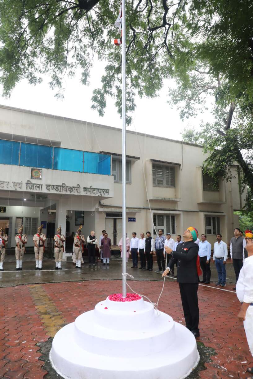 कलेक्टर श्री सोमेश मिश्रा ने कलेक्_टर कार्यालय में किया ध्वजारोहण (4)