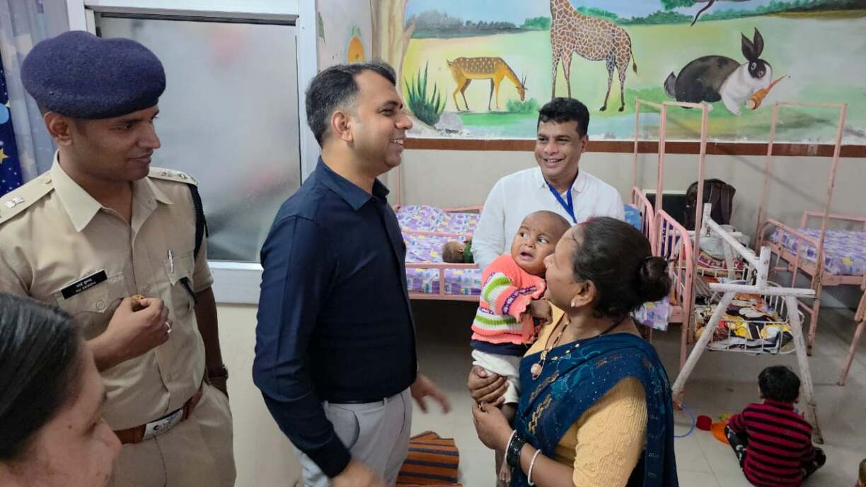 कलेक्टर श्री सोमेश मिश्रा ने सामुदायिक स्वास्थ्य केंद्र सुखतवा का किया निरीक्षण (3)