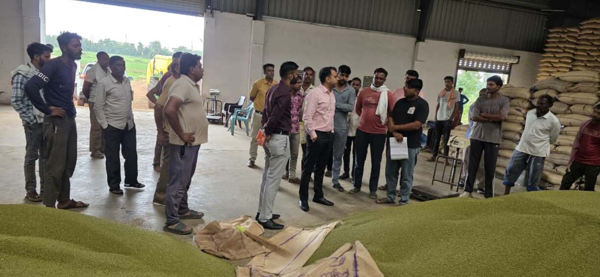 कलेक्टर श्री सोमेश मिश्रा बाइक से4)