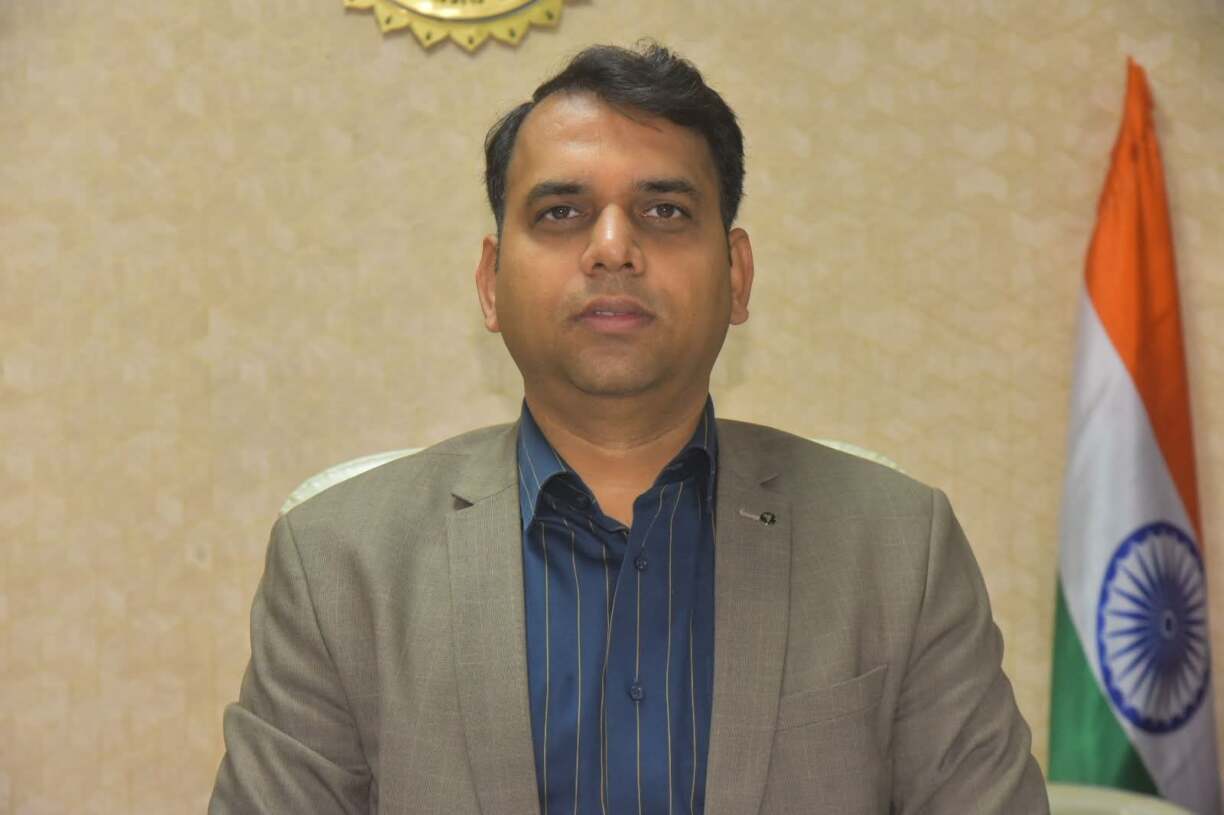 कलेक्टर श्री सोमेश मिश्रा