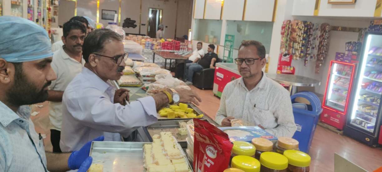 त्योहारों को दृष्टिगत रखते हुए मिष्ठान्न विनिर्माण केंद्रों की जांच