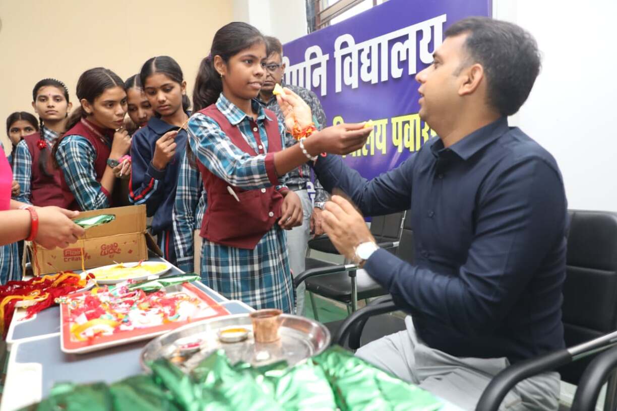 नन्हें हाथों से कलेक्टर की कलाई पर बंधा रक्षा सूत्र (9)