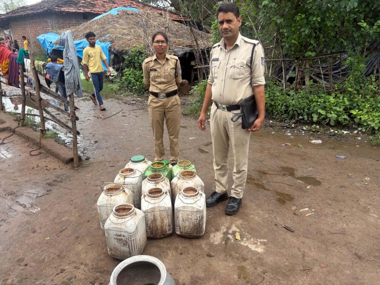 नर्मदापुरम में अवैध मदिरा के विरुद्ध बड़ी कार्रवाई, 53 हजार की शराब और लाहन जब्त (4)