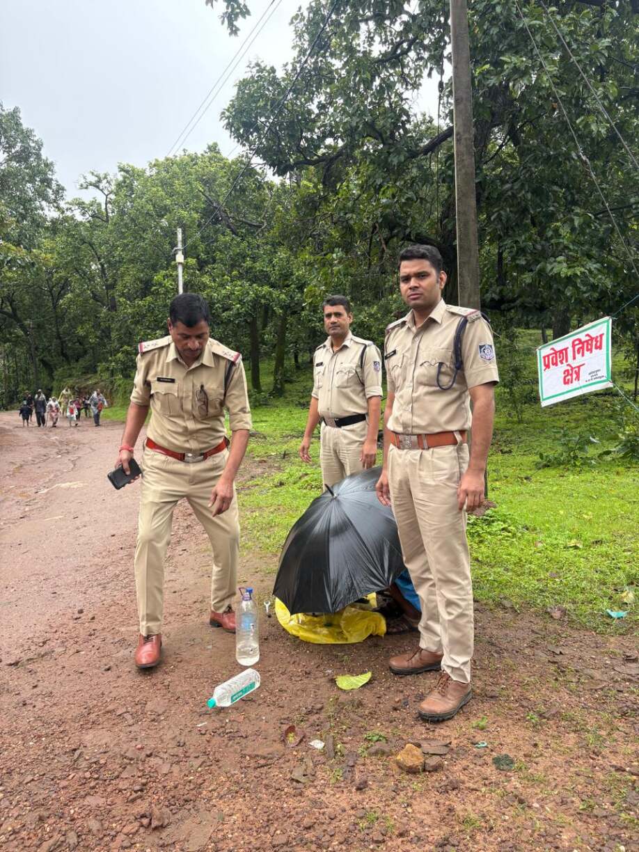नागद्वारी मेला क्षेत्र में अवैध मदिरा के विरुद्ध आबकारी विभाग की कार्रवाई (1)