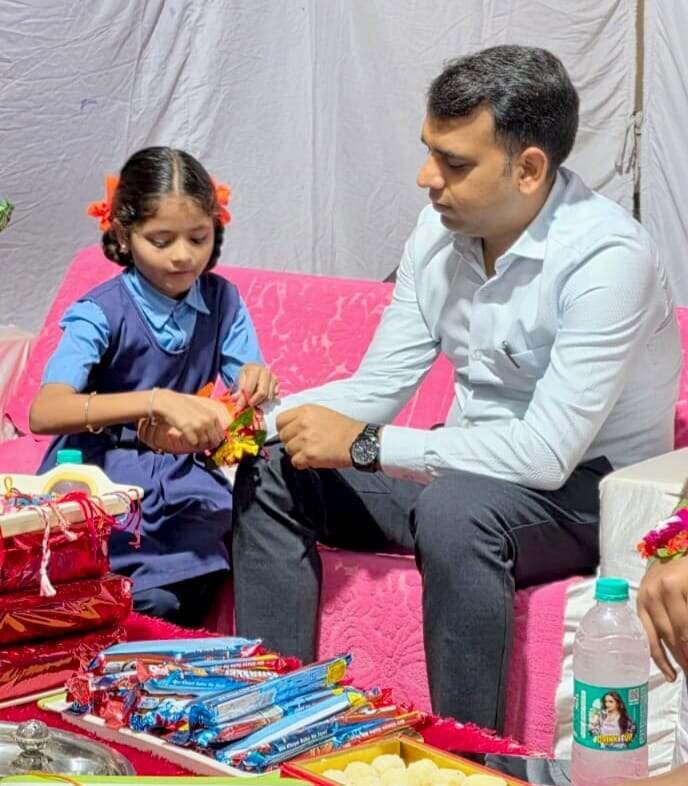 रक्षा सूत्र कार्यक्रम में कलेक्टर श्री सोमेश मिश्रा ने