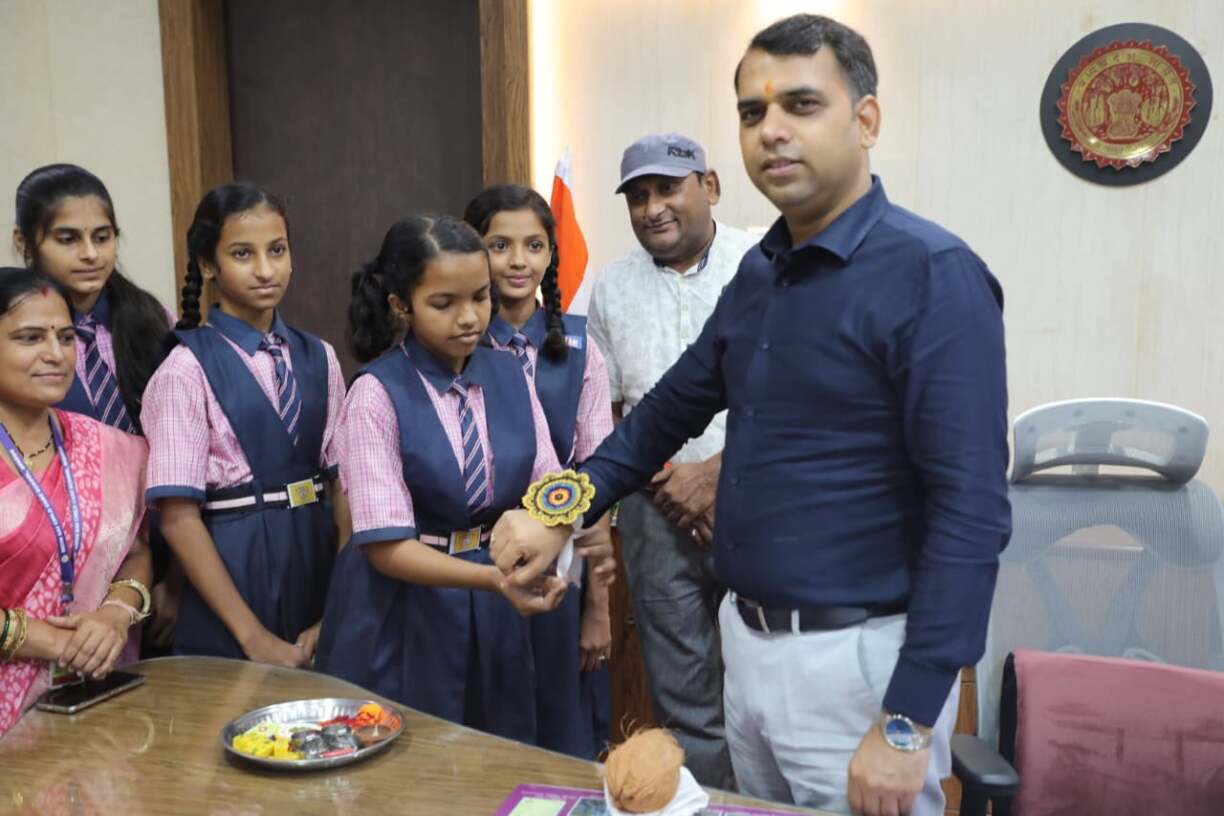 रक्षाबंधन पर कलेक्टर श्री सोमेश मिश्रा को छात्राओं ने बांधी इको फ्रेंडली राखी (6)