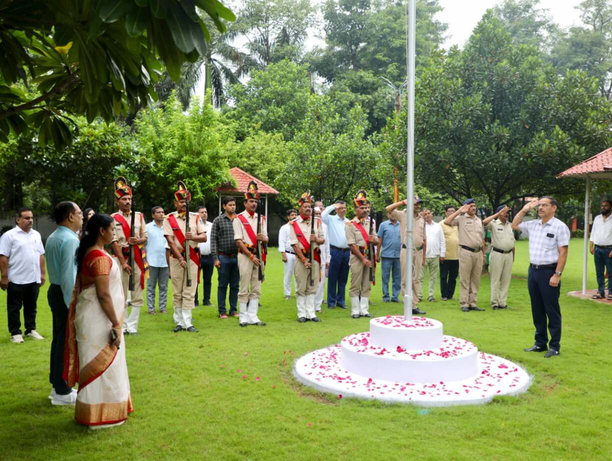 संयुक्_त आयुक्_त ने कमिश्नर कार्यालय में किया ध्वजारोहण (6)