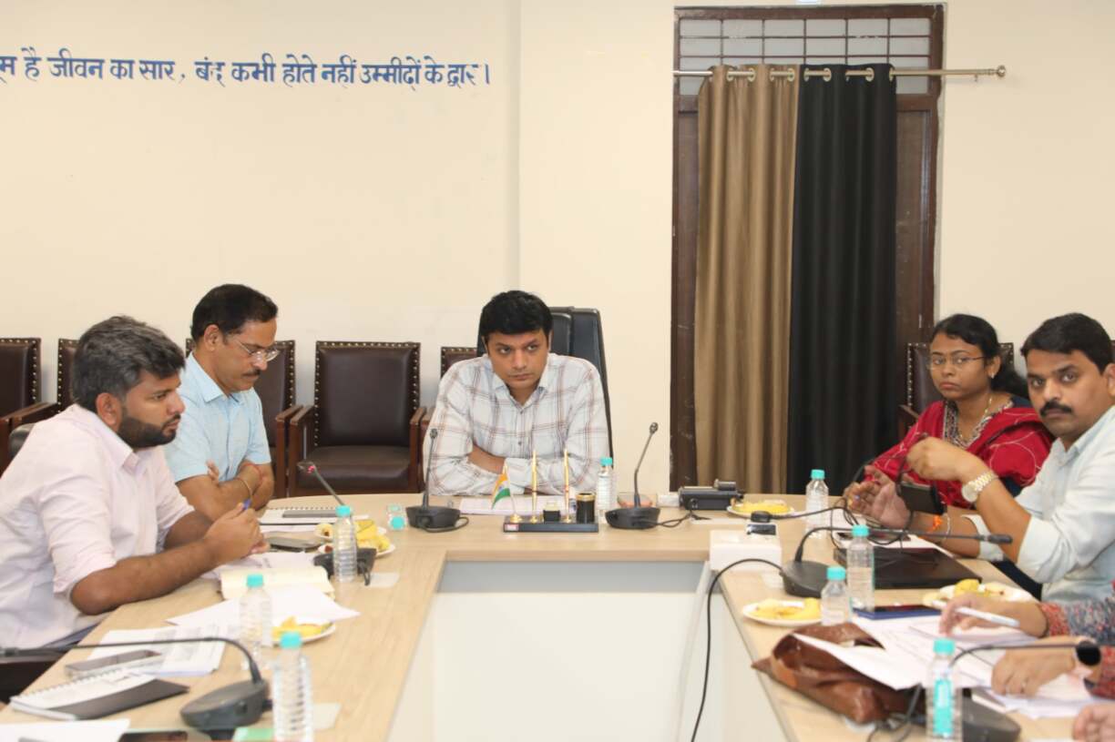 सीएम हेल्पलाइन की शिकायतों का प्राथमिकता से