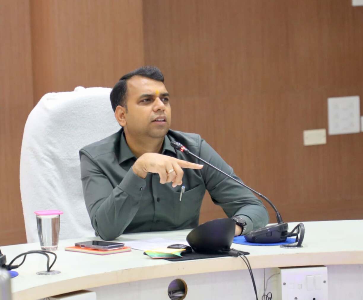 सीएम हेल्पलाइन में खराब प्रदर्शन करने वाले विभागों पर कलेक्टर की सख्त कार्रवाई (4)