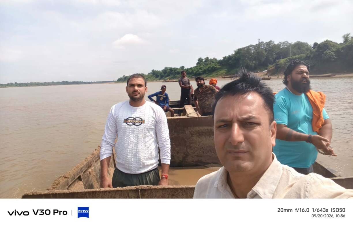 अवैध रेत उत्खनन पर जिला प्रशासन की बड़ी कार्रवाई, नर्मदा नदी से 2 पनडुब्बी और 3 मोटरें जब्त (3)