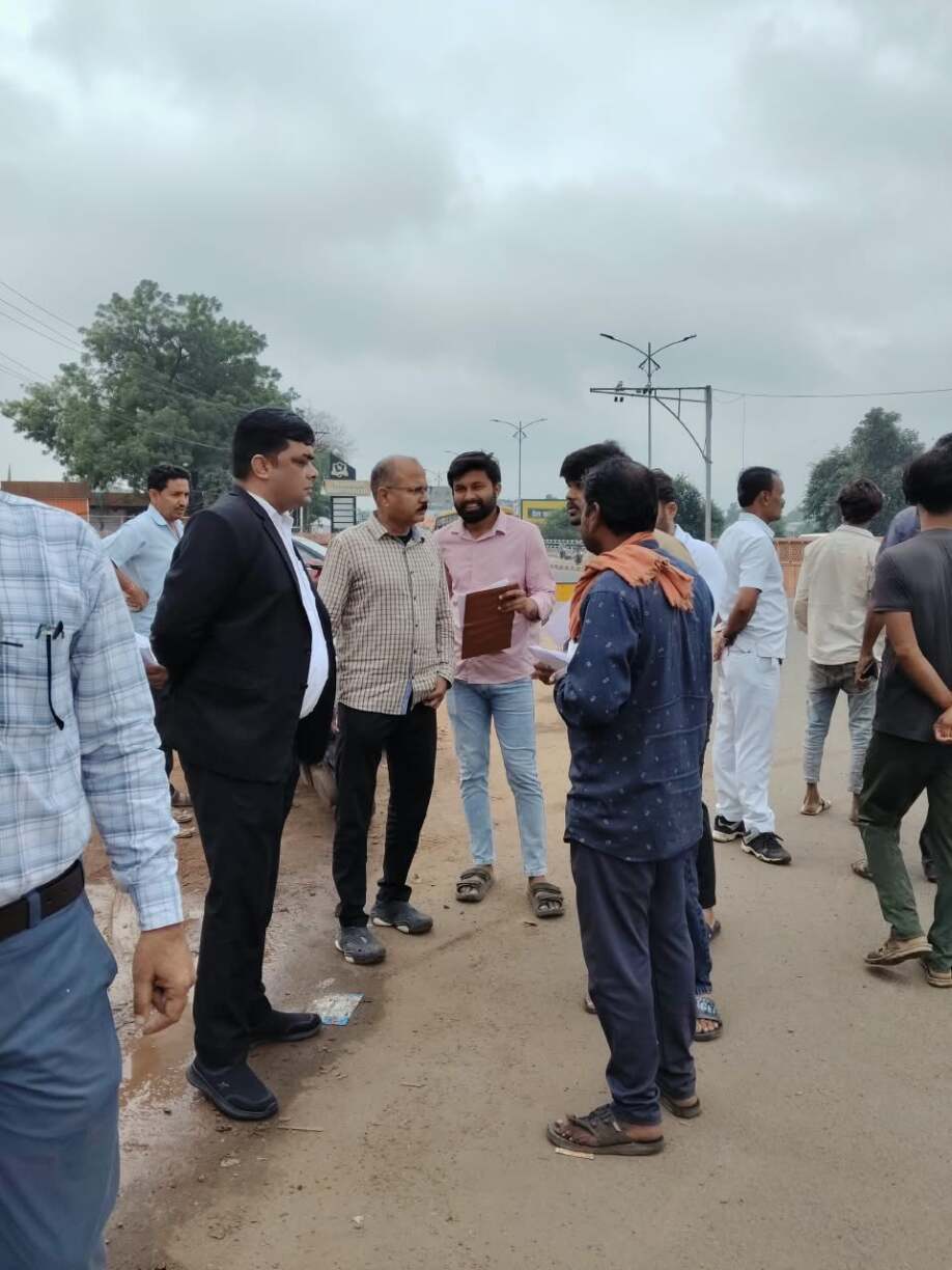 अव्यवस्थित यातायात व्यवस्था के बीच सड़