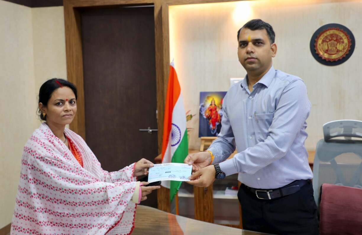 कलेक्टर श्री सोमेश मिश्रा ने आर्थिक संकट से जूझ रही ता