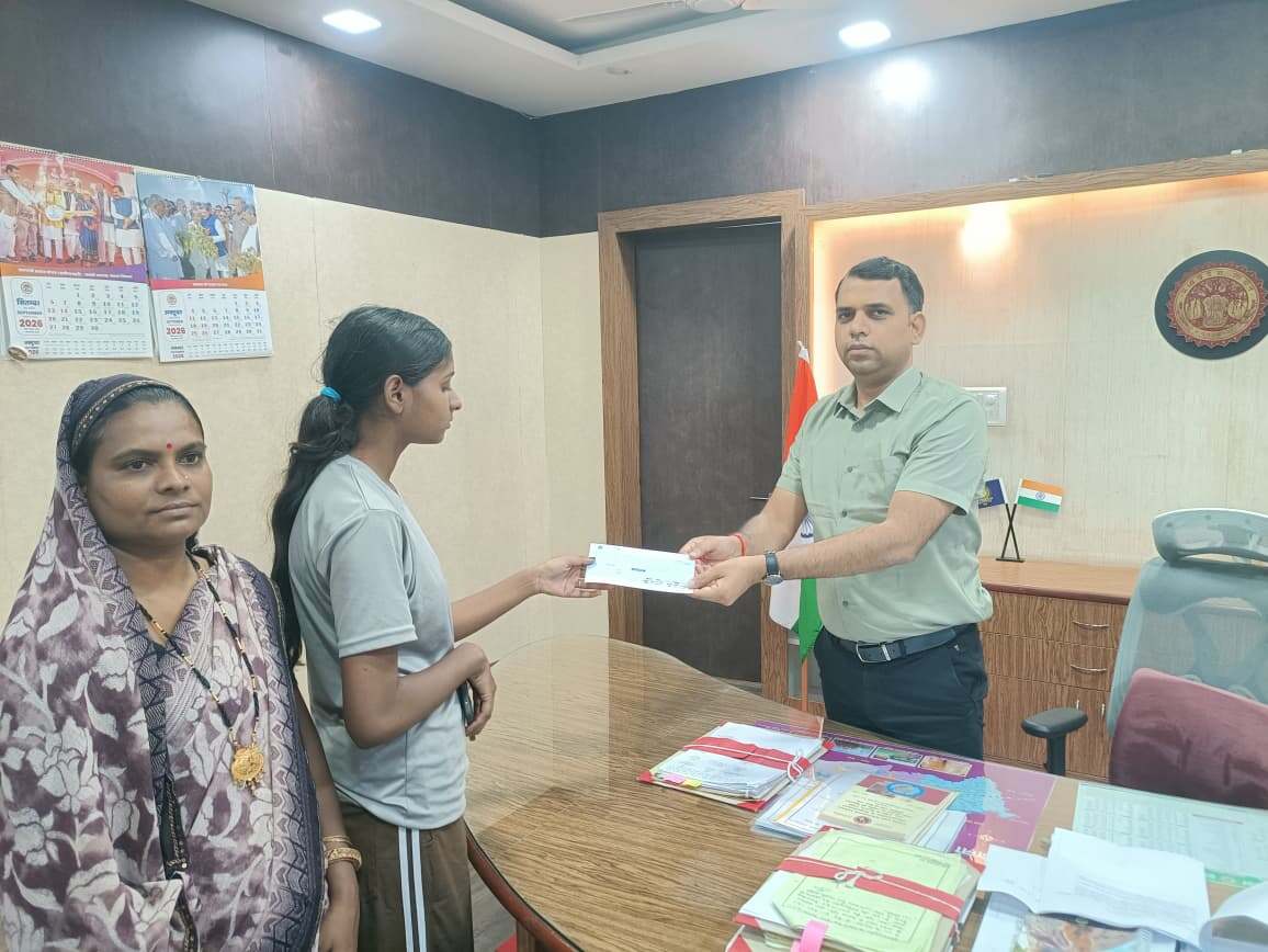 कलेक्टर श्री सोमेश मिश्रा ने सोनम कटारे को