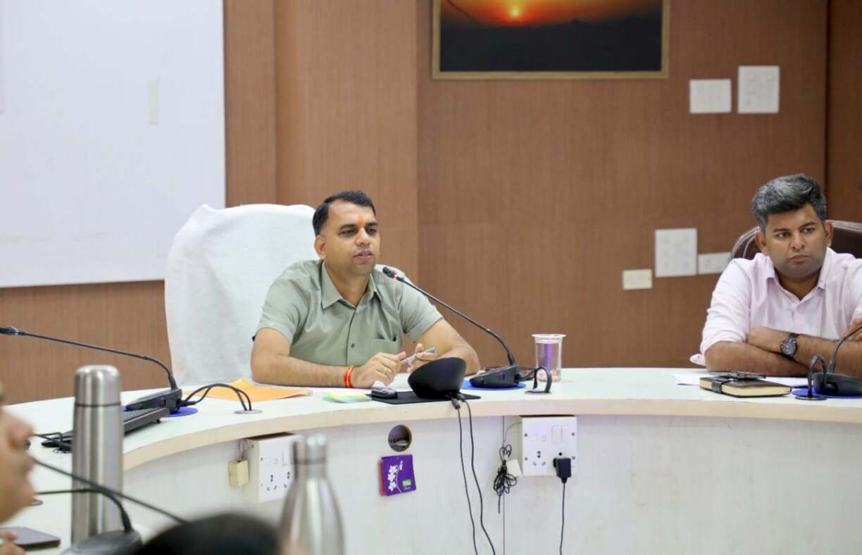 जनकल्याणकारी योजनाओं के क्रियएगी कलेक्टर श्री सोमेश मिश्रा (3)