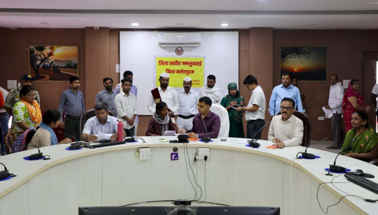 जनसुनवाई में कलेक्टर ने सुनी नागरिकों की समस्याएं (4)