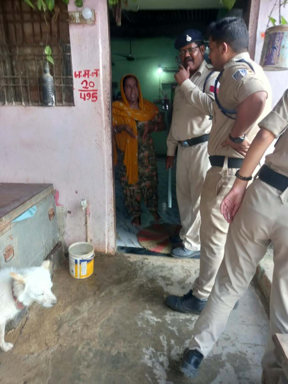 नर्मदापुरम में अवैध शराब के खिलाफ बड़ी कार्रवाई, 45 लीटर कच्ची शराब और 205 किलो लहान जब्त (2)