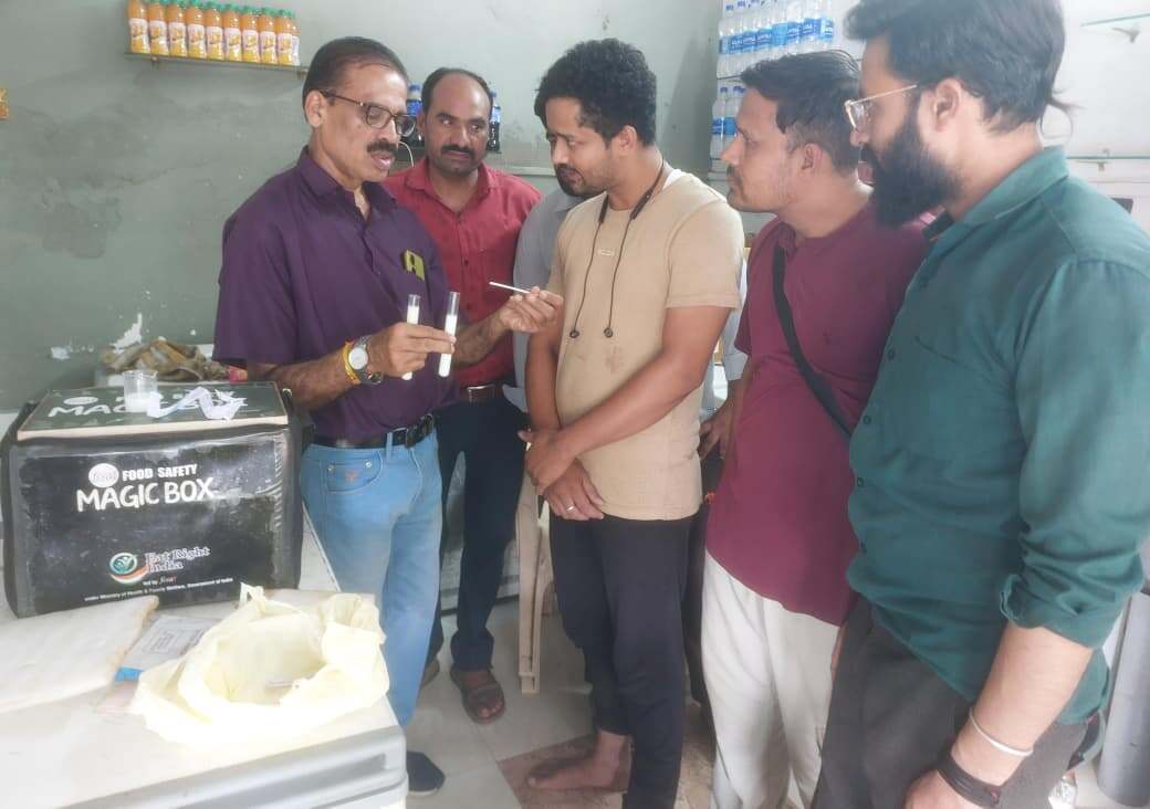 नर्मदापुरम में डेयरियों पर खाद्य सुरक्षा विभाग ने चलाया विशेष जांच अभियान (2)
