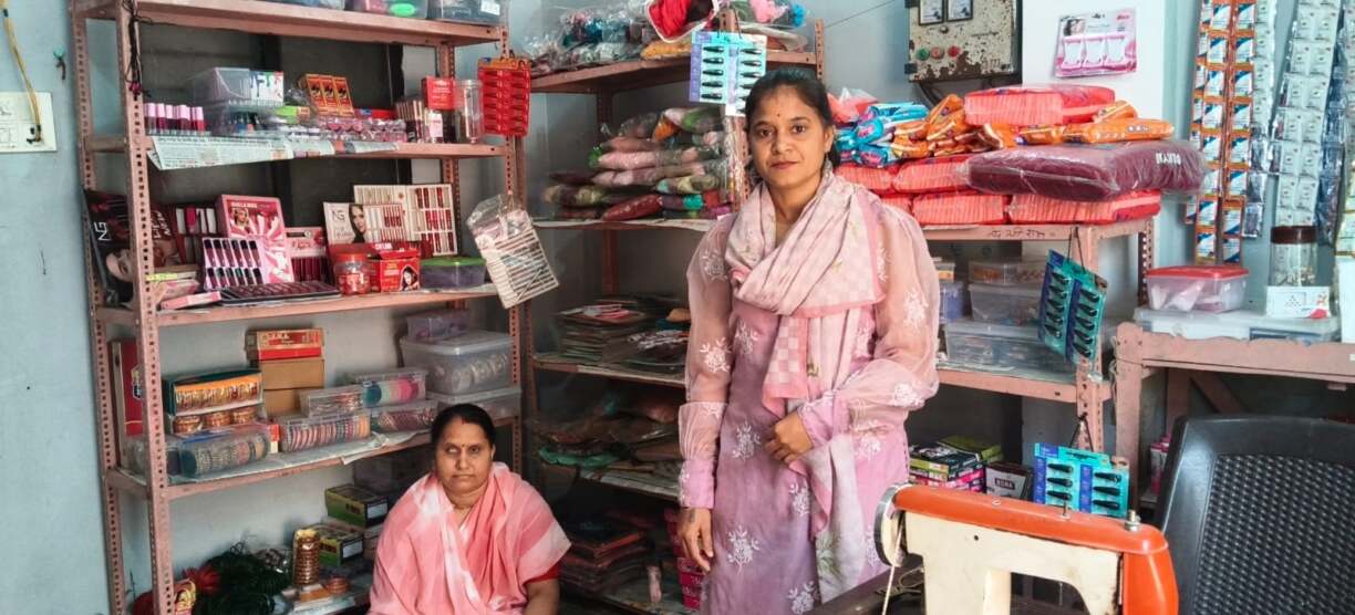 बिरसा मुंडा योजना से मनीषा उइके ने शुरू किया कॉस्मेटिक एवं कपड़ों का व्यवसाय (2)
