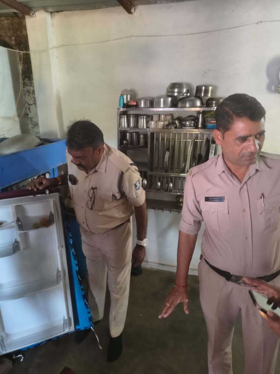 अवैध मदिरा विक्रय के विरुद्ध आबकारी विभाग की कार्रवाई